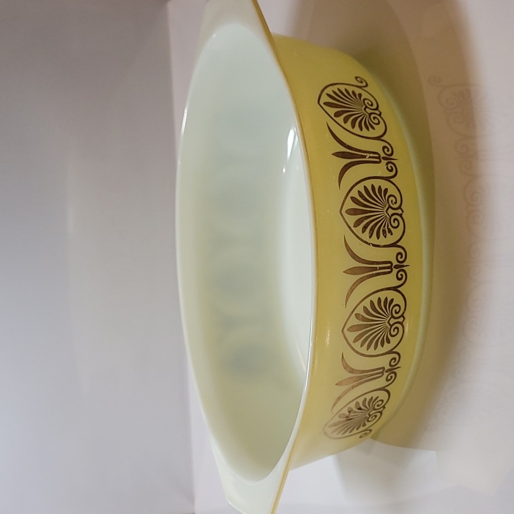 Vintage Pyrex Golden Classic  045 -2.5qt no lid